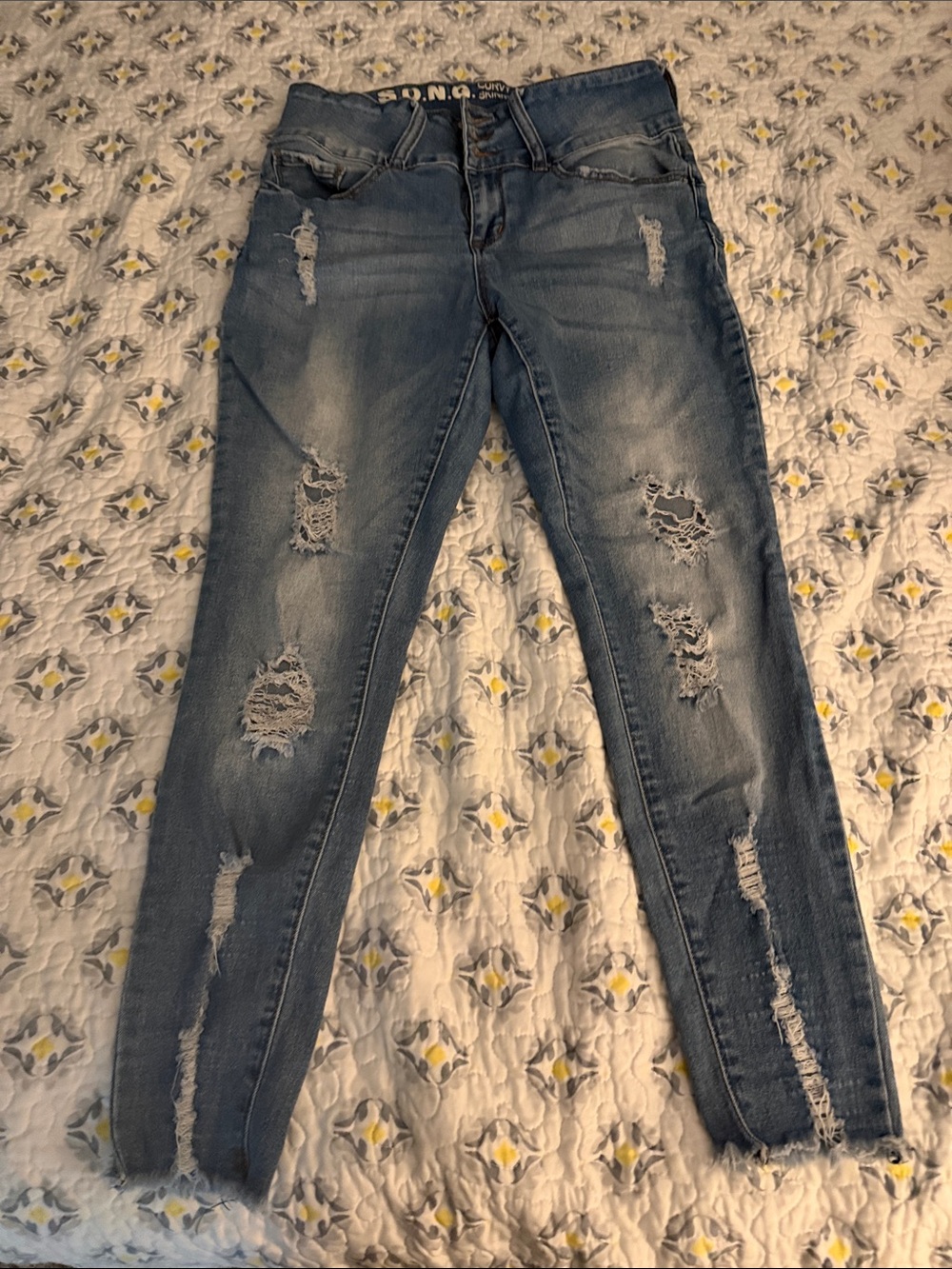 Women’s Distressed Skinny Jeans in Faded Blue
